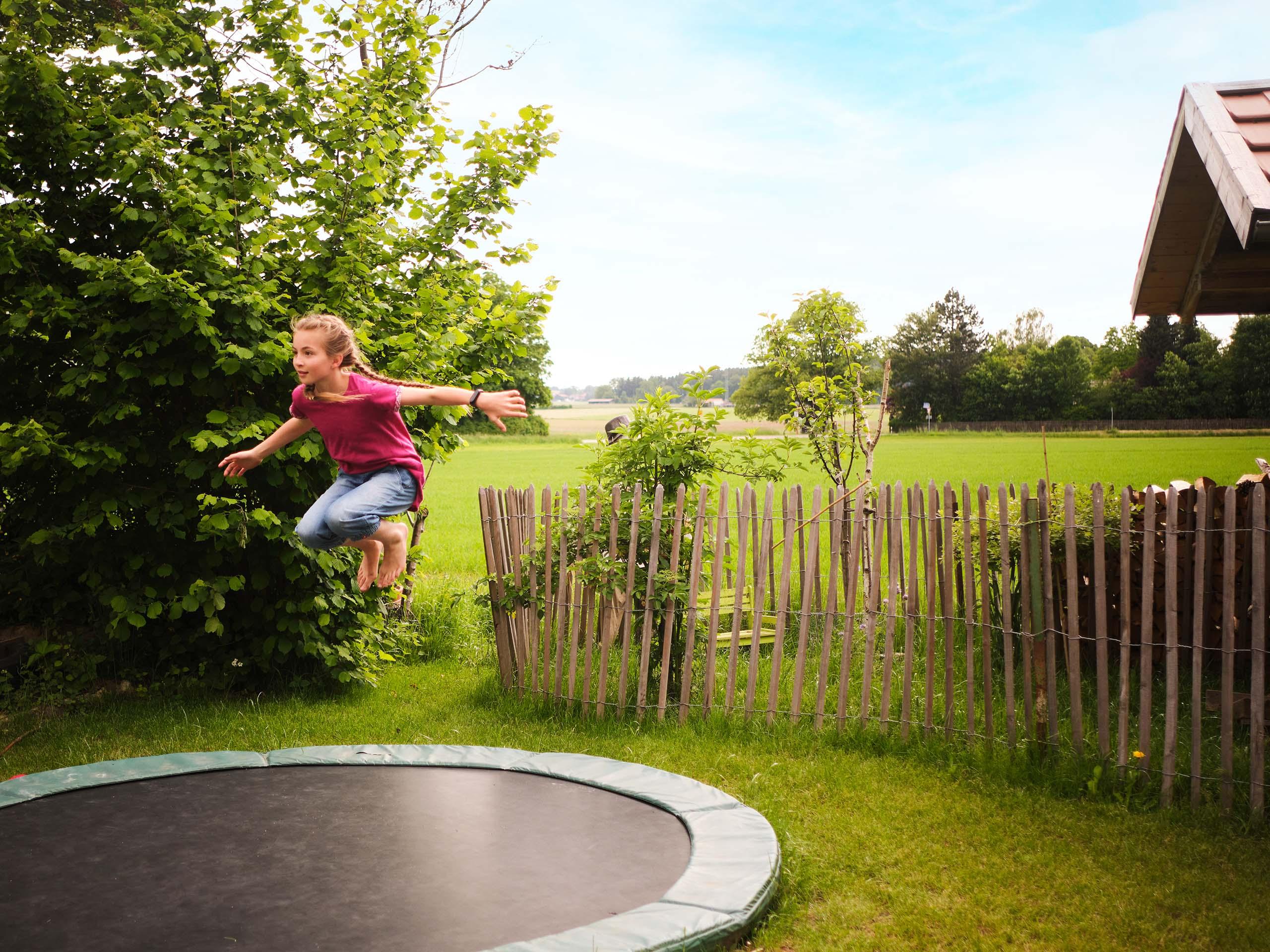 Maedchen springt Trampolin